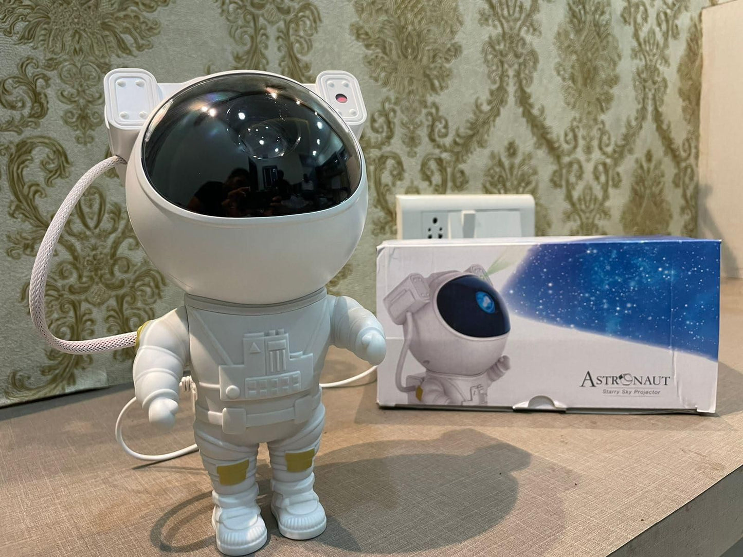 Astronaut Galaxy Projector – 360° magnetic head rotation, remote controlled, projects stunning galaxy lights.